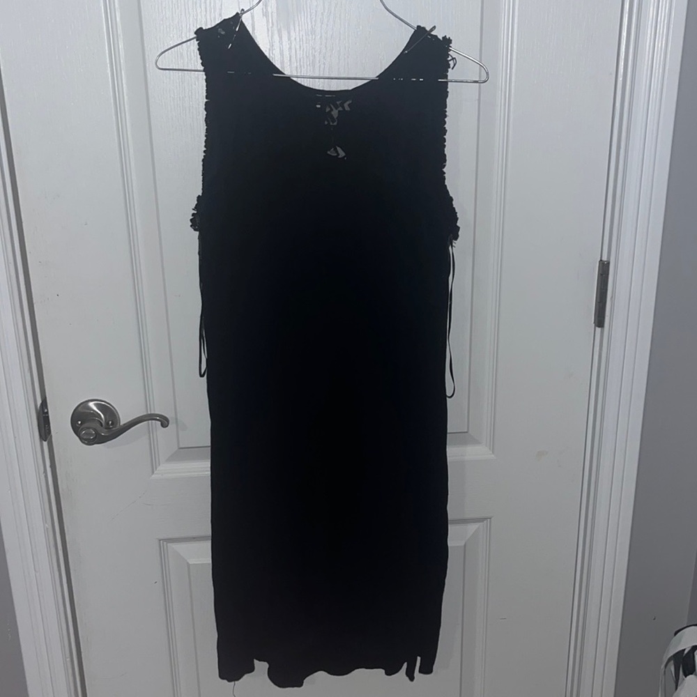 Black sleeveless dress